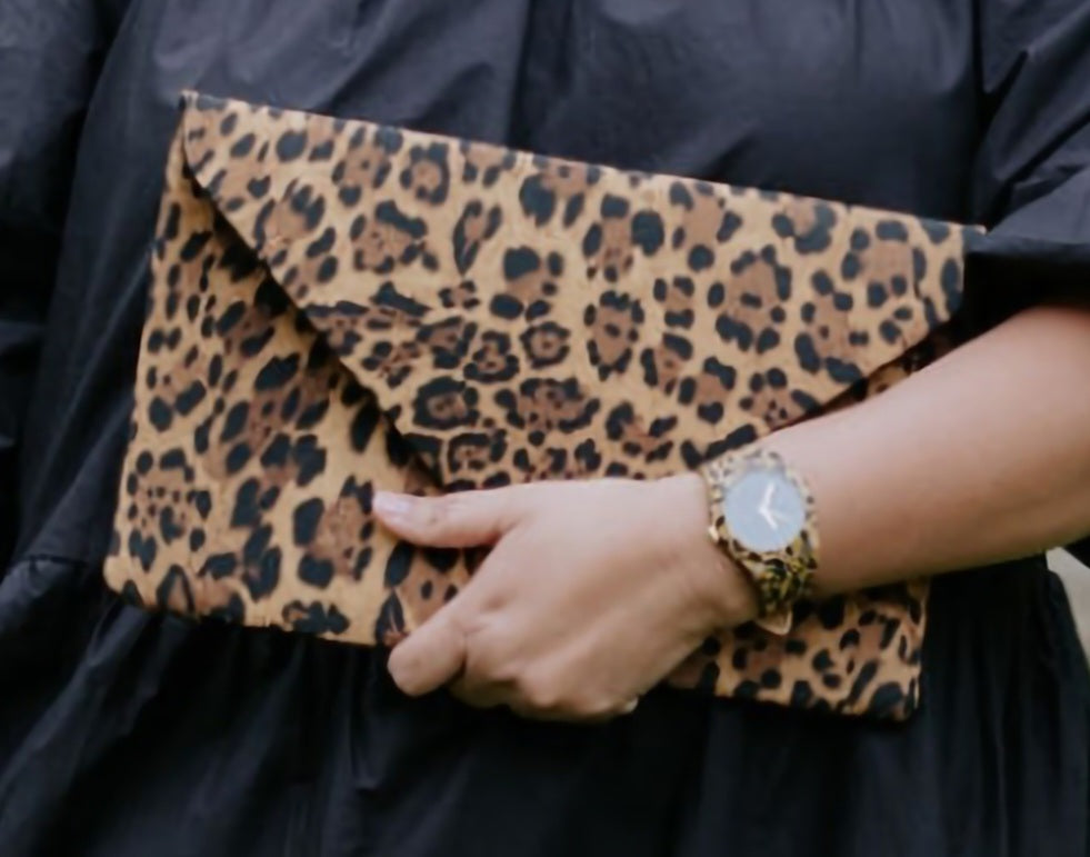 LEOPARD PRINT ENVELOPE CLUTCH